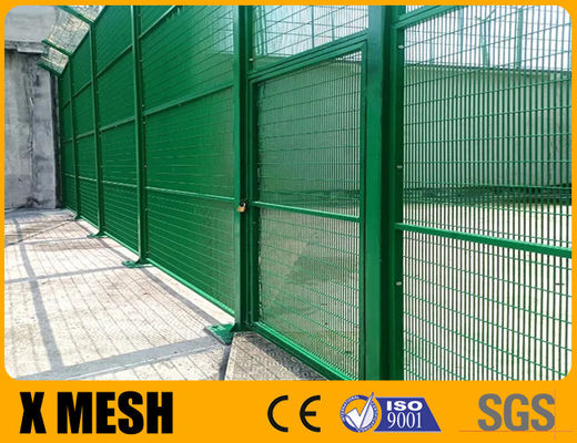 Yeşil toz kaplı hapishane çiti yüksek güvenlik alanları için üst Y kolu ve Concertina tel ile
